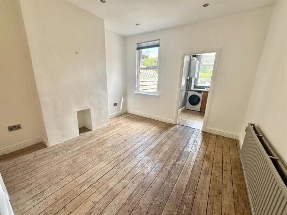 3 bed Terraced to rent Image 4