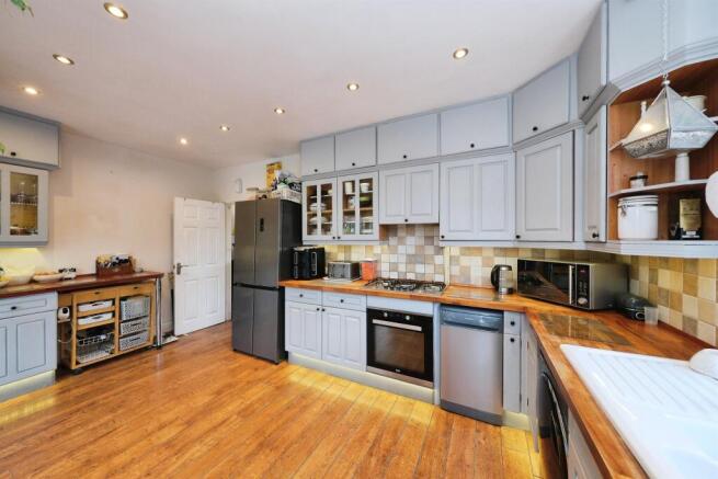 3 bed Semi-Detached for sale Image 6