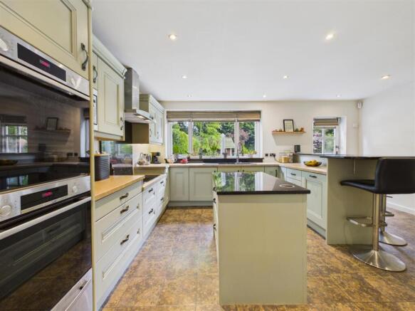 4 bed Detached for sale Image 5