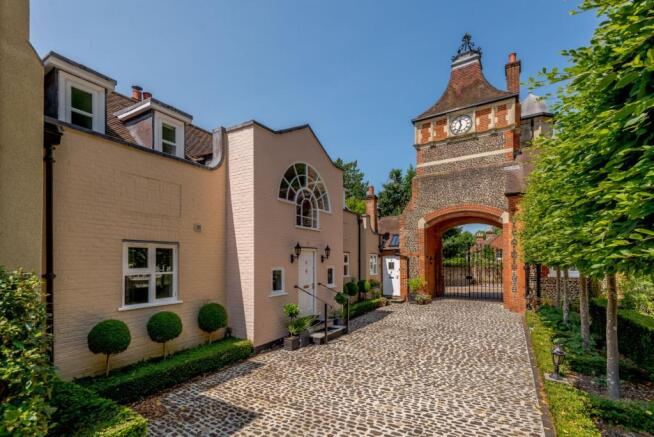 8 The Courtyard