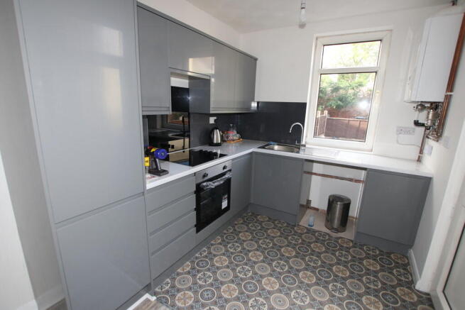 2 bed Terraced to rent Image 4