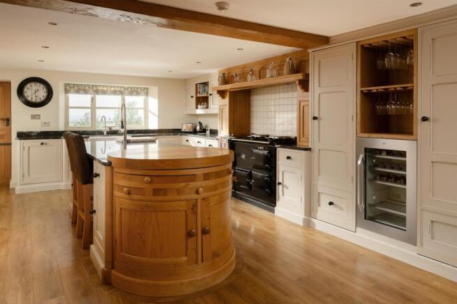 5 bed Detached for sale Image 6
