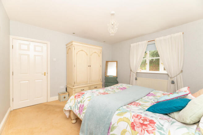 5 bed Detached for sale Image 10