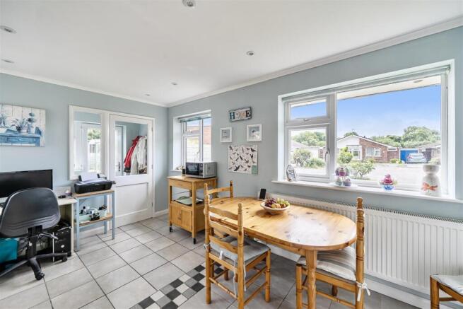 21, Fox Close, Bridport photo 4