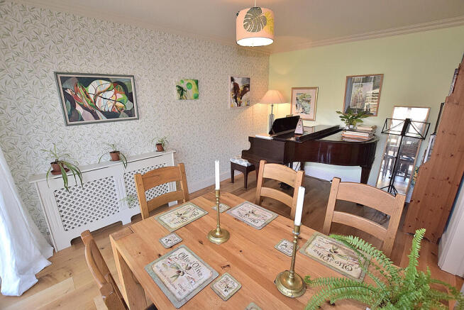 5 bed Detached for sale Image 9
