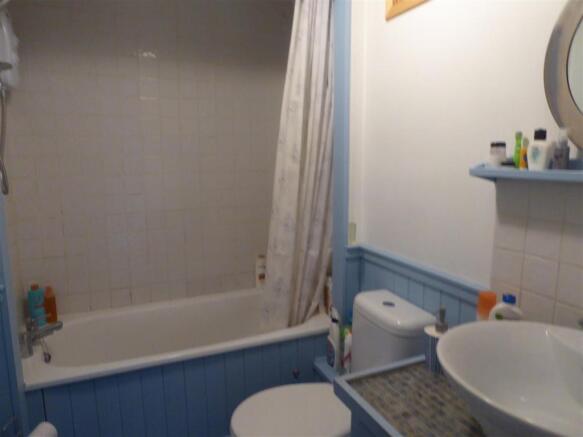 FAMILY BATHROOM