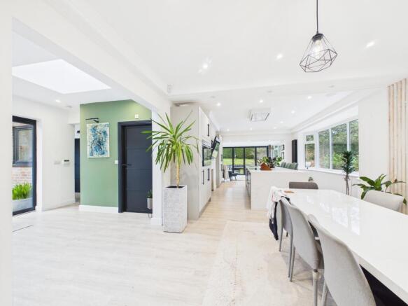 entrance hall to breakfast/kitchen