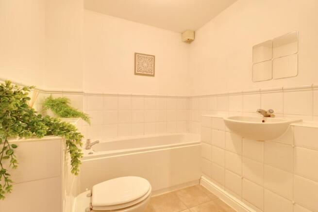 Howard Road, Chafford Hundred, Grays, RM16 photo 4