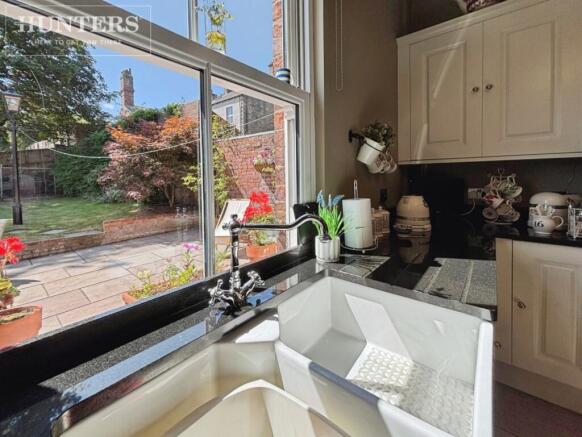 5 bed Detached for sale Image 7