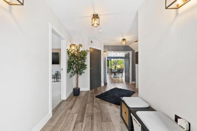 5 bed Detached for sale Image 8