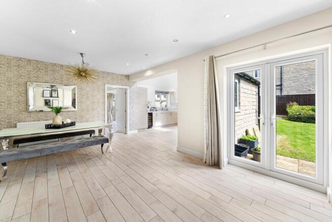 5 bed Detached for sale Image 7