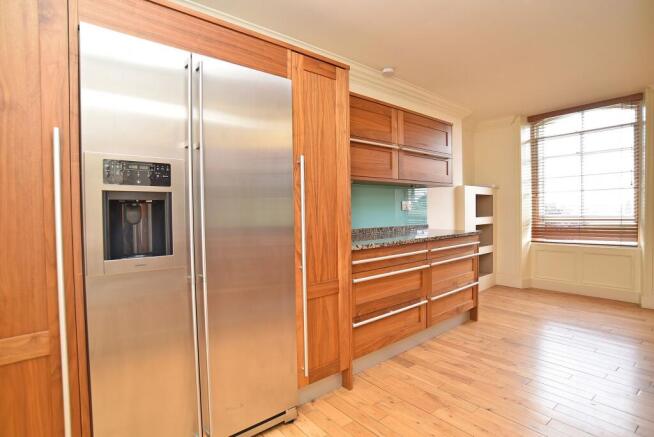3 bed Flat to rent Image 8