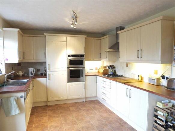 KITCHEN/DINING ROOM