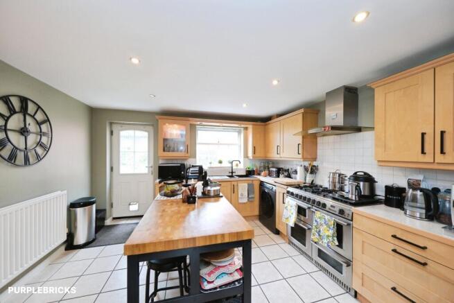 5 bed Detached for sale Image 6
