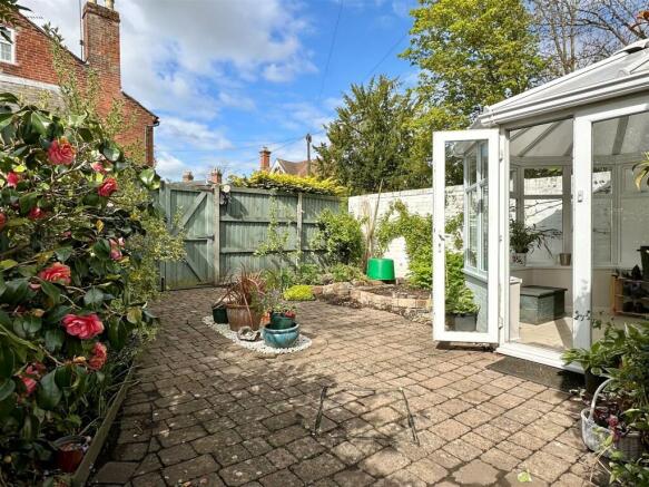 side courtyard garden