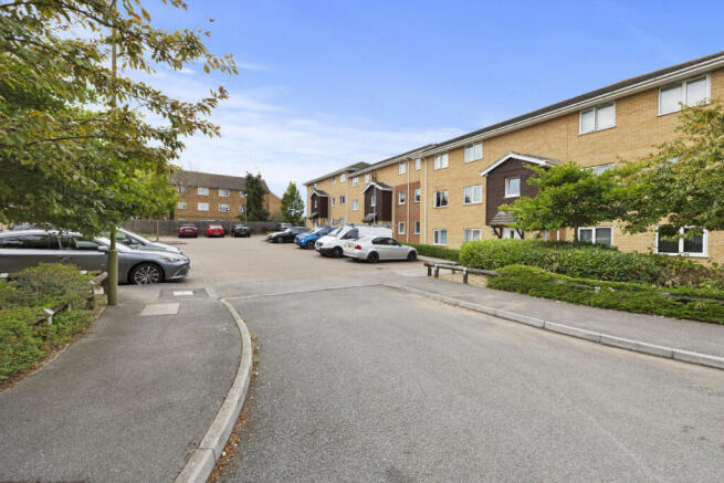 Perrett Gardens, Hertford, SG14 photo 4