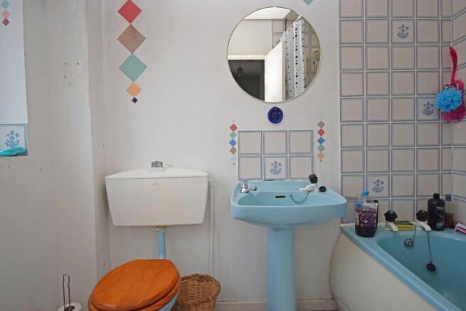 18 Larchmere Drive, bathroom.jpg