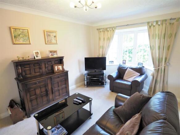 Bay Fronted Lounge 077