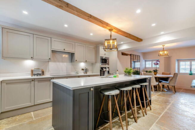 4 bed Cottage to rent Image 5