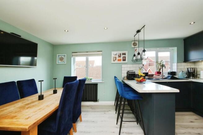 4 bed Semi-Detached for sale Image 5