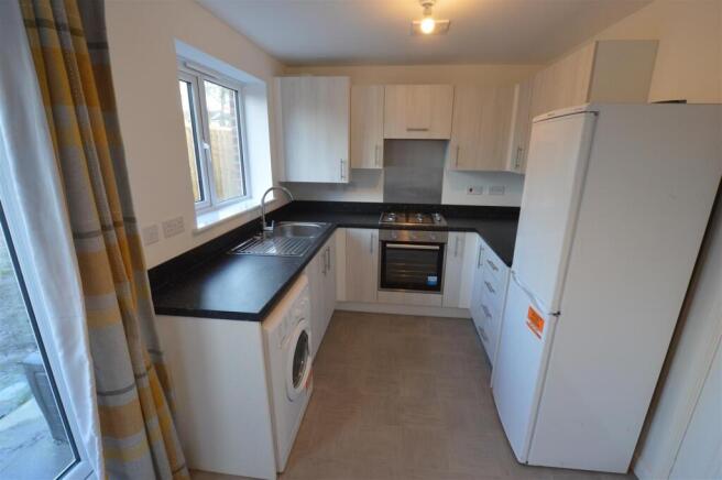 2 bed Semi-Detached to rent Image 4