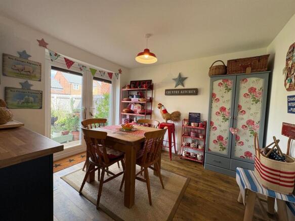 4 bed Detached for sale Image 9