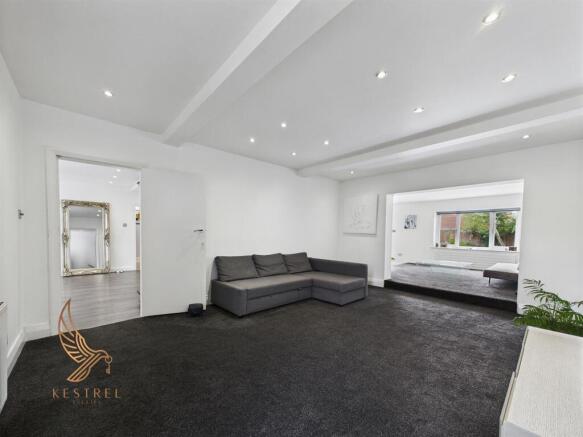 5 bed Detached for sale Image 12