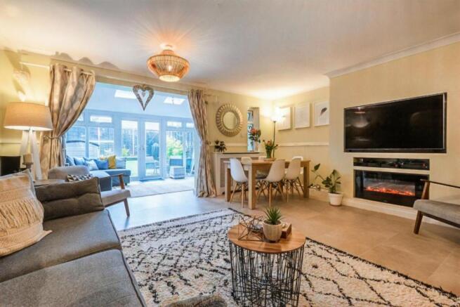 Lounge/Dining Room