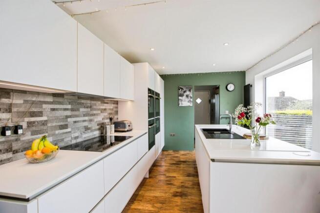 5 bed Detached for sale Image 8