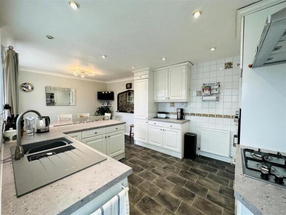 Kitchen2.jpg