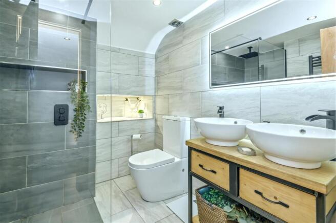 5 bed Detached for sale Image 10