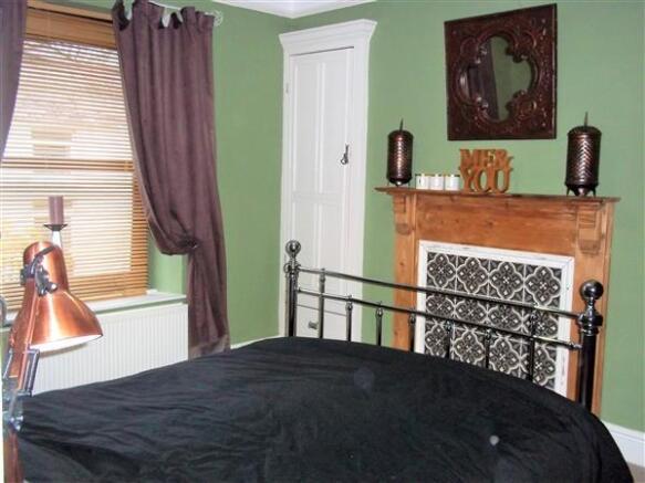 FRONT BEDROOM 1 :