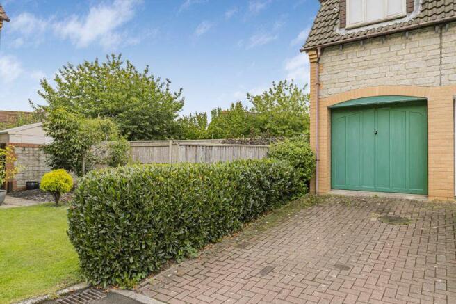 Garage & Driveway 