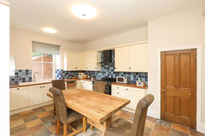4 bed Detached for sale Image 8
