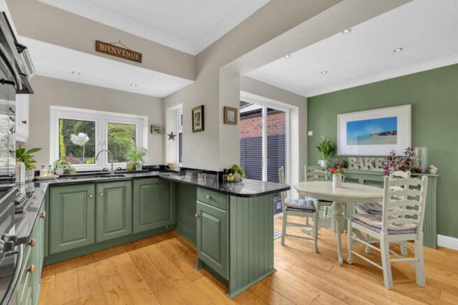 4 bed Semi-Detached for sale Image 8