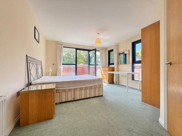 3 bed Flat to rent Image 8