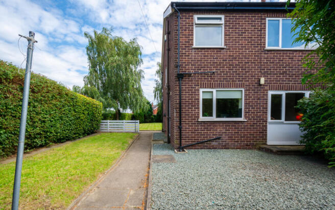 4 bed House to rent Image 12