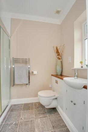 EN-SUITE SHOWER ROOM