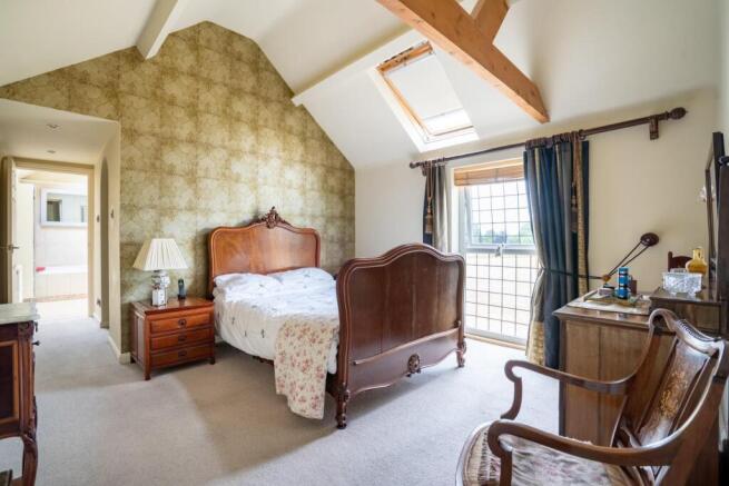 5 bed Detached for sale Image 12