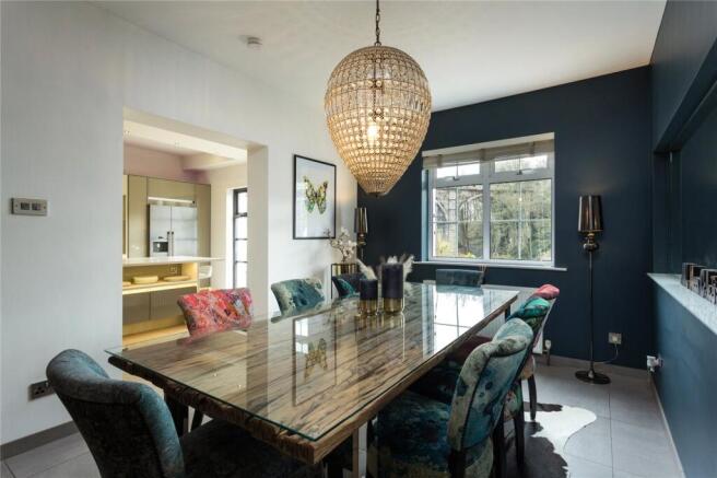 5 bed Detached for sale Image 8