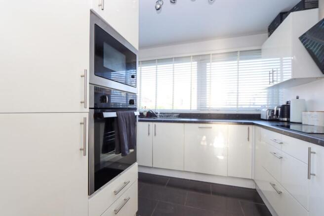 Fully Fitted Kitchen