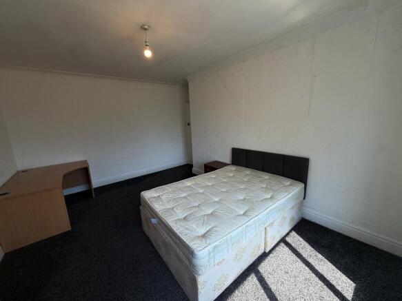 4 bed House to rent Image 11