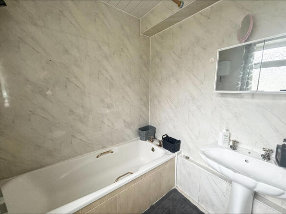 3 bed House to rent Image 6