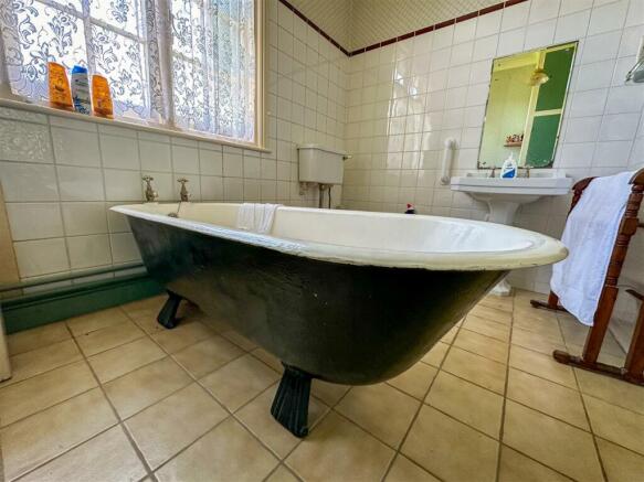 GROUND FLOOR BATHROOM