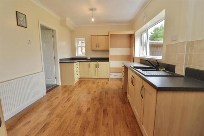 KITCHEN/DINING