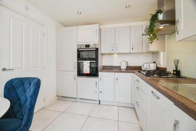 4 bed Semi-Detached for sale Image 5