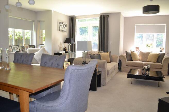 DINING AREA/LOUNGE