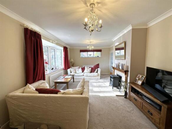 Bow-Fronted Lounge 931