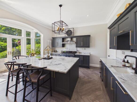 5 bed Semi-Detached for sale Image 10