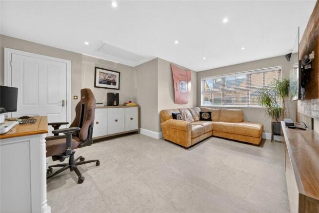 4 bed Link Detached House for sale Image 9